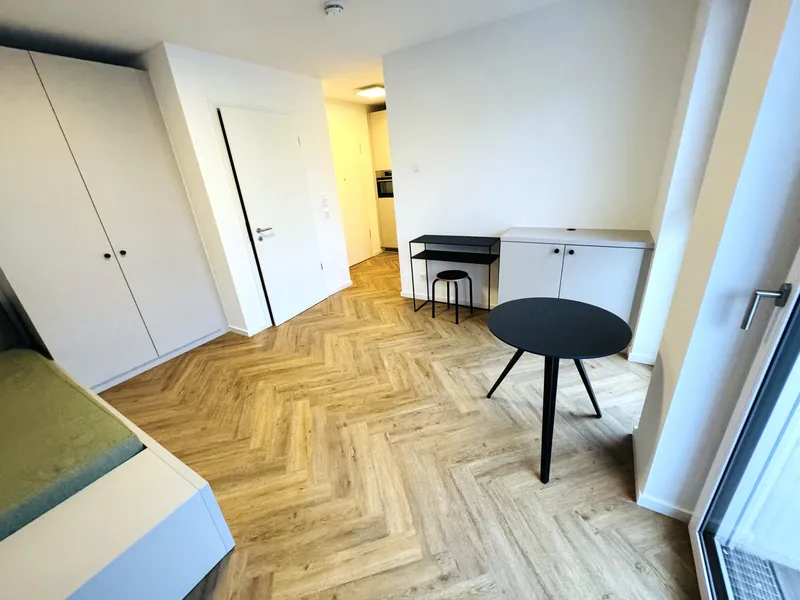 Modernes voll möbliertes Apartment zum Innenhof mit Balkon, EBK und Abstellkammer! — photo 1